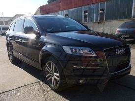 Audi Q7 autófóliázás: Avery gloss metallic black cb1600001 autó fóliával 1