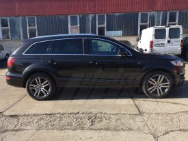 Audi Q7 autófóliázás: Avery gloss metallic black cb1600001 autó fóliával 4