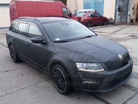 BMW M550 autófóliázás: Onfk Camouflage rounded 003 ultra dark autó fóliával 1