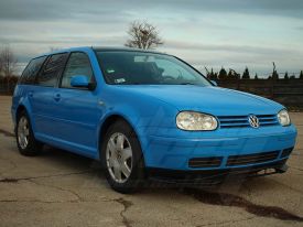 Volswagen Golf IV kombi autófóliázás: Avery gloss intense blue cb1690001 autó fóliával 1