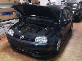 Volswagen Golf IV kombi autófóliázás: Avery gloss intense blue cb1690001 autó fóliával 5