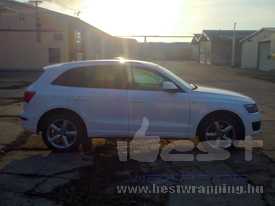 Audi Q5 fóliázás: fényes fehér, fényes fekete emeltfényű üveghatású autó fóliázás 4