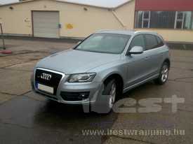 Audi Q5 fóliázás: fényes fehér, fényes fekete emeltfényű üveghatású autó fóliázás 5