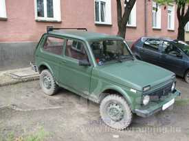 Lada Niva fóliázás: matt katonai zöld autó fóliázás 1